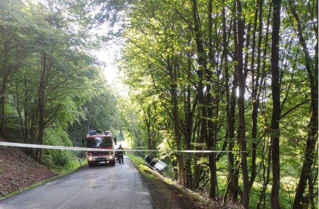 Pri nehode zahynul 65-ročný vodič, spolujazdec utrpel ťažké zranenia (foto)