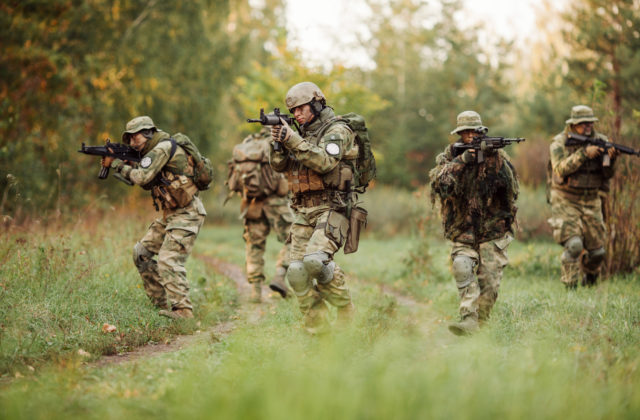 Lotyšsko zavádza brannú povinnosť, na výber budú štyri typy vojenskej služby