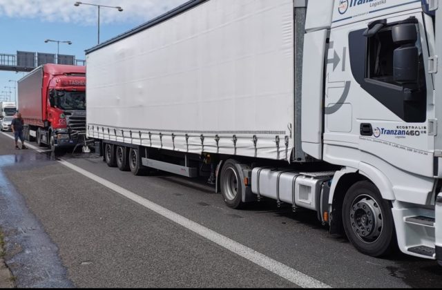 Za tunelom Sitina sa zrazili tri kamióny, došlo k úniku prevádzkových kvapalín (foto)