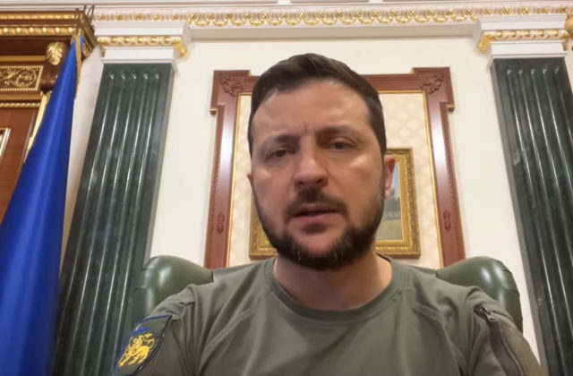 Ruskí vojaci sa podľa Zelenského boja, ale Putin nemá odvahu priznať prehru a stiahnuť sa z Ukrajiny (video)