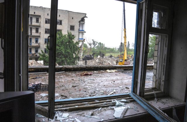 Z trosiek budovy v Časiv Jare vytiahli už 46 mŕtvych, hlásia však aj preživších (video)