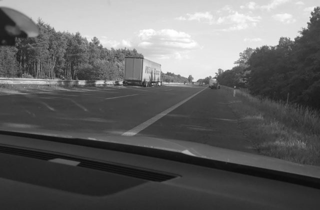 Na diaľnici D2 došlo k tragickej dopravnej nehode, vodič ťahača zomrel po náraze do zvodidiel