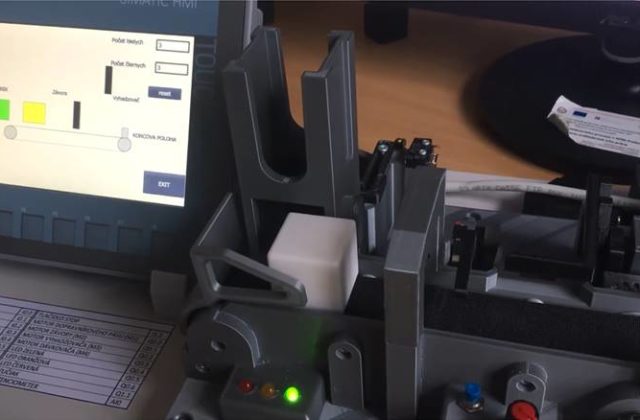 Víťazi 19. ročníka súťaže mladých elektrotechnikov zostrojili model adaptívnej križovatky