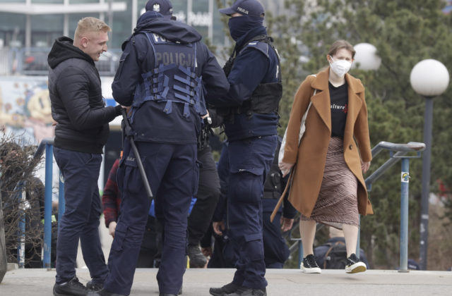 Mladý Poliak čelí obvineniam z terorizmu, na rušnej ulici vo Varšave nastražil bombu