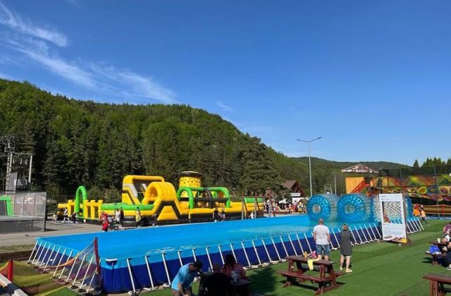 Silný vietor vo Valčianskej Doline podfúkol a prevrátil skákací hrad aj s deťmi