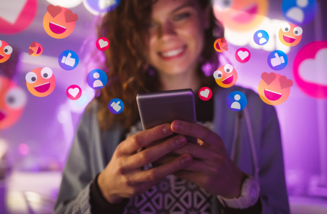 Známe osobnosti alebo influencerov sledujú u nás cez sociálne siete dve tretiny používajúcich internet