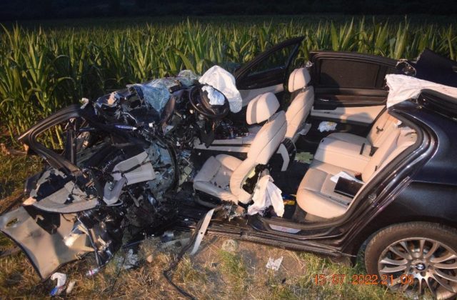 Vodič prešiel do protismeru, čelnú zrážku neprežila žena z druhého auta (foto)