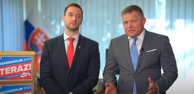 Uhrík odovzdal Ficovi 45 797 podpisov za predčasné voľby: Poďme spolu zachrániť Slovensko, poďme do referenda, povedal