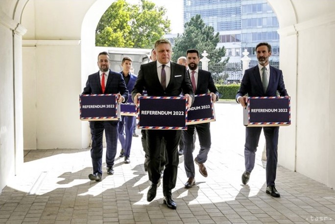 Opozícia odovzdala prezidentke 406.000 podpisov za referendum