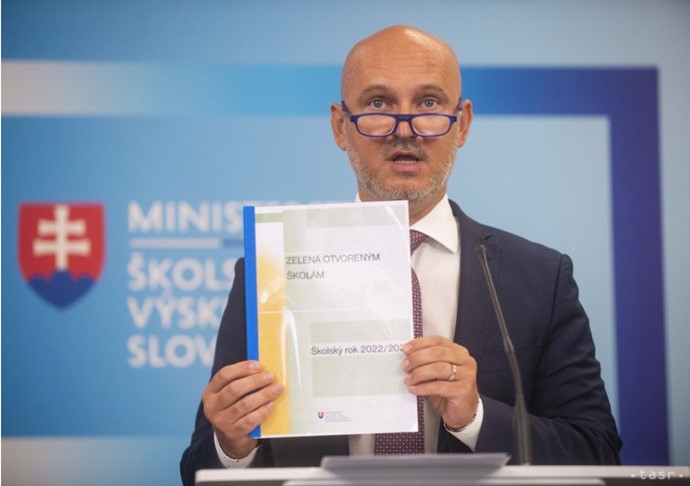 Gröhling: Školy budú fungovať bez zásadných covidových obmedzení