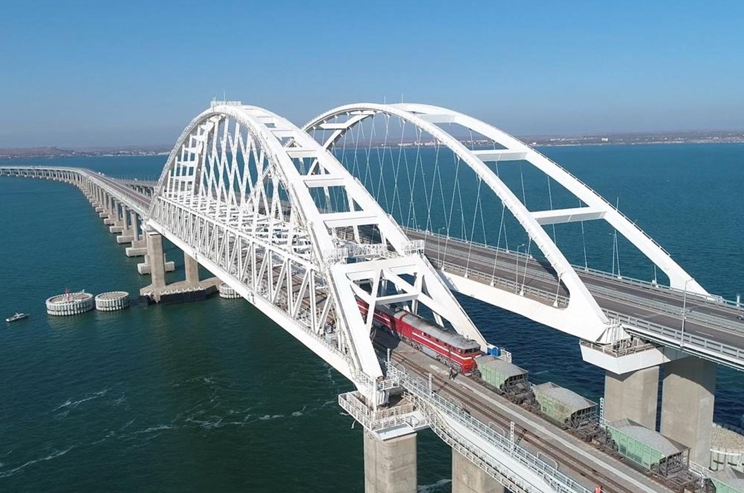 Rôzne reakcie  expertov na vyhrážky Kyjeva: Ukrajina nemá prostriedky na úder na Krymský most; takéto hrozby sa neignorujú