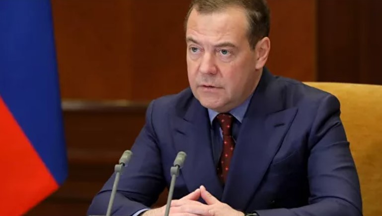 Medvedev vysvetlil zmenu svojich liberálnych názorov na „drsného jastraba“: Kvôli rusofóbii