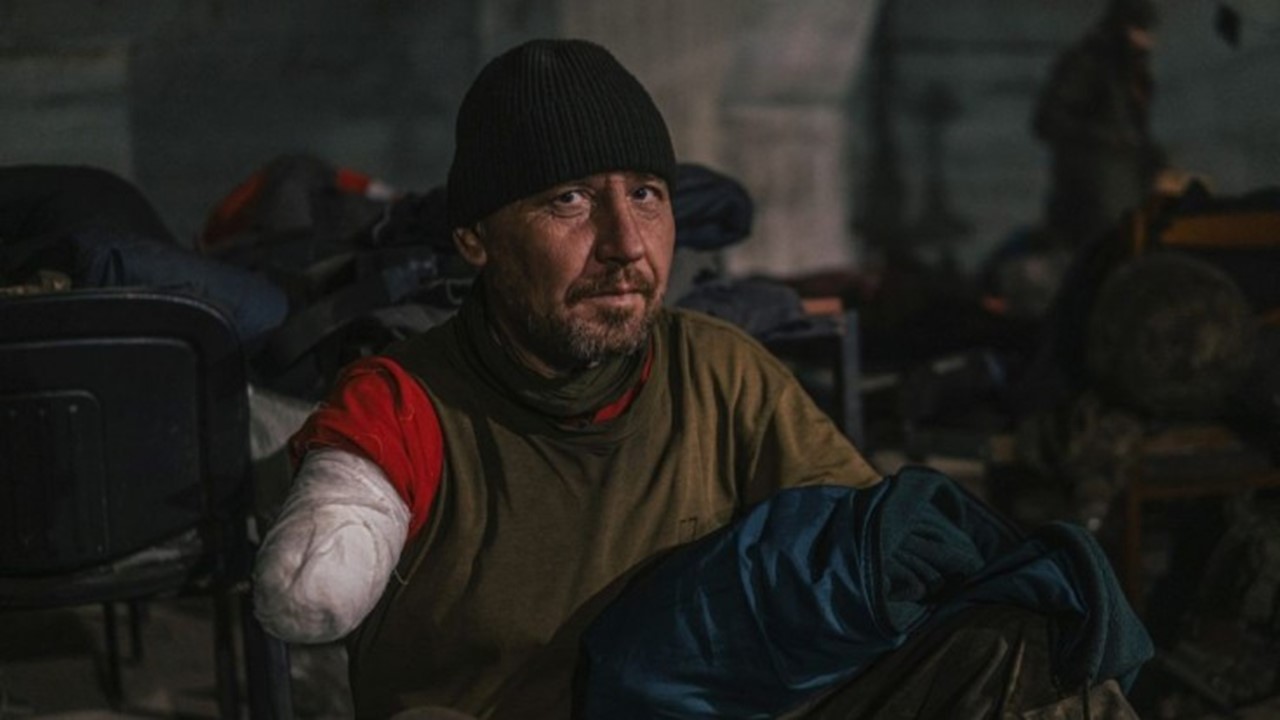 Keď začala vojna dobrovoľníci stáli v radoch. Tí, ktorým sa nechce bojovať, dostávajú povolanie v baroch či na pláži