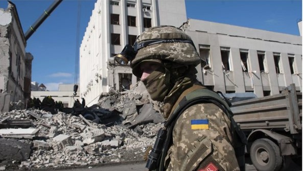 Amnesty International: Ukrajina porušuje medzinárodné právo umiestňovaním vojenských zariadení do miest