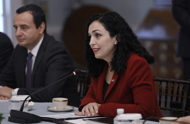 Napätie medzi Kosovom a Srbskom sa dá krájať, NATO je pripravené zasiahnuť v prípade eskalácie nepokojov