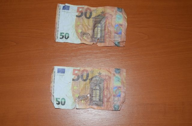 Mladík platil falošnými bankovkami z internetu, hrozí mu niekoľko rokov za mrežami (foto)