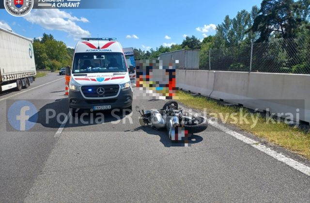 Na D2 zahynul motocyklista, pri predchádzaní vo vysokej rýchlosti nezvládol manéver (foto)