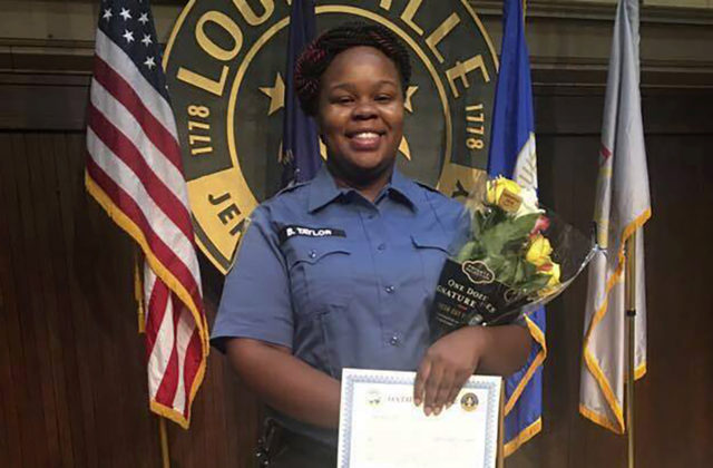 Štyria policajti čelia obvineniam v súvislosti s raziou, mala byť neoprávnená a zahynula pri nej Afroameričanka