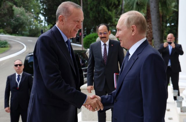 Putin sa v Soči stretol s Erdoganom, chcú posunúť úlohu Ruska a Turecka v regióne