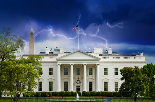 Po údere blesku pri Bielom dome vo Washingtone zomreli dvaja ľudia, ďalší dvaja bojujú o život (video)