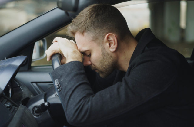 V Bratislave objavili mŕtveho muža za volantom auta, mal strelnú ranu na hlave