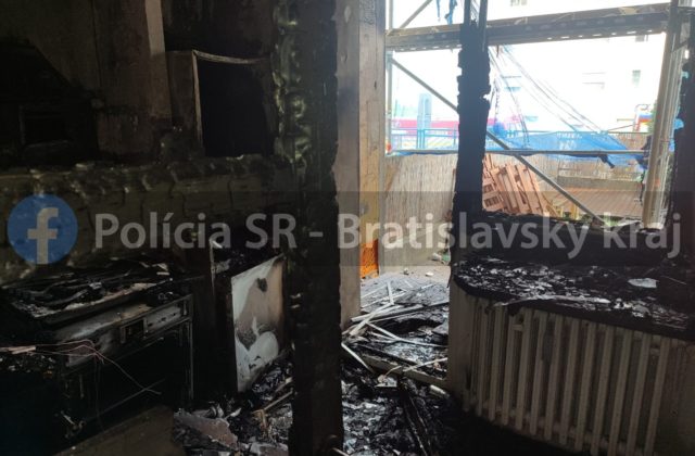 V Karlovej Vsi horel byt, jeho obyvateľ unikol skokom z okna (foto)