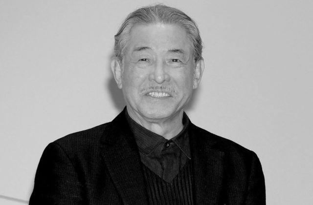 Zomrel Issey Miyake, jeden z najväčších módnych návrhárov stál aj za ikonickými rolákmi Stevea Jobsa