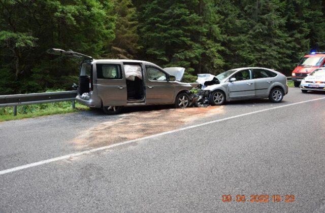 Pred Donovalmi vyletelo auto v zákrute do protismeru a čelne sa zrazilo s druhým (foto)
