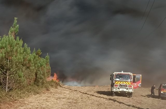 Na juhozápade Francúzska kvôli lesnému požiaru evakuovali už osem tisíc ľudí