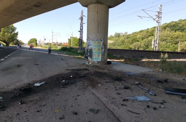 Pri obci Kostolná-Záriečie došlo k tragickej nehode, cestu museli uzavrieť