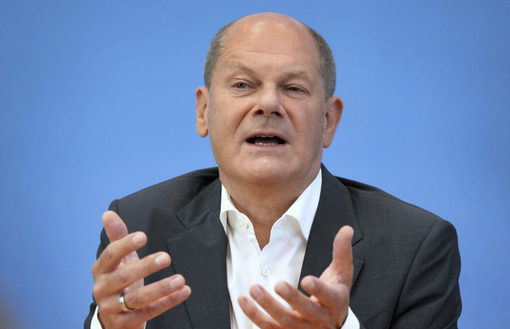 Scholz potvrdil, že Nemecko pošle Ukrajincom ďalšie zbrane. Od Veľkej Británie im zas prídu salvové raketomety