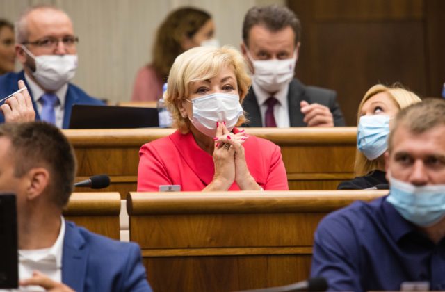 Hegerova vláda vyhníva a predlžuje agóniu v krajine, podľa Laššákovej na koaličný chaos doplatia bežní občania