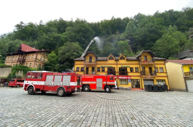 V Českom Švýcarsku sa podarilo uhasiť požiar, domov sa po takmer troch týždňoch vrátia aj slovenskí hasiči (foto)