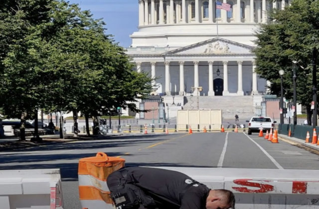 Muž nabúral do barikády pred budovou Kapitolu, následne spustil paľbu a zastrelil sa