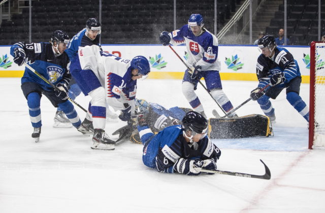 Slováci po ďalšom debakli na MS v hokeji do 20 rokov končia, Česi im v zápase s Lotyšmi nepomohli (foto+video)