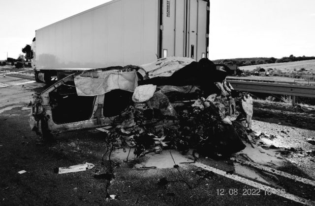 Starší vodiči spôsobili počas víkendu dve dopravné nehody s tragickým koncom, zomrel aj otec malého chlapčeka (foto)