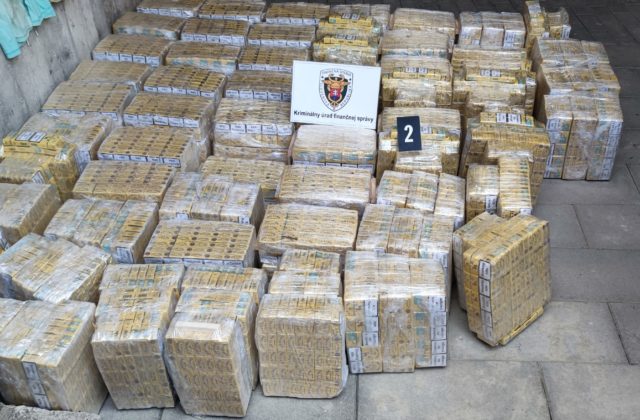 Finančná správa zaistila viac ako 160-tisíc kusov nelegálnych cigariet, zadržali niekoľko osôb (foto)