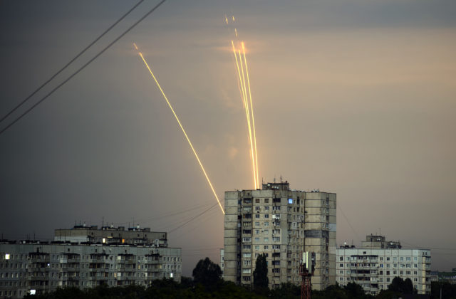 Ruské bombardovanie Charkova si vyžiadalo niekoľko zranených, sú nasadení záchranári a zdravotníci