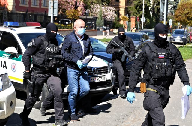 Polícia vyvracia Ficove pochybnosti o Kičurových zlatých tehličkách. Tiež potvrdila, že prípravné konanie v jeho prípade pokračuje