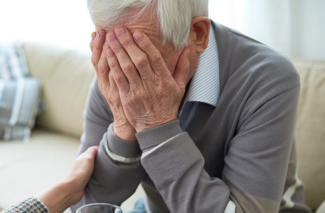 Dôchodca naletel falošnému policajtovi z Česka, prišiel tak o vyše 5-tisíc eur