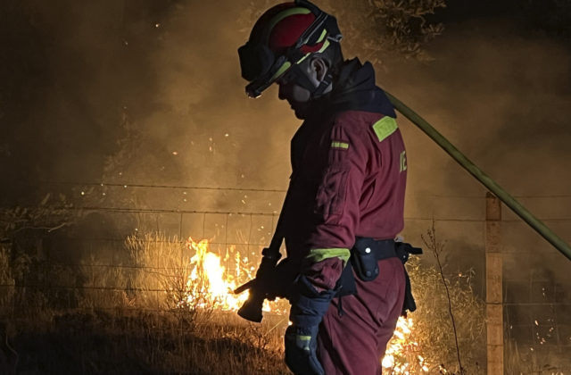 Vlak uviazol v zajatí lesného požiaru, cestujúci v panike povyskakovali von a skončili s vážnymi popáleninami
