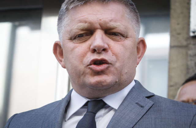 Fico sa pri príležitosti 30. výročia prijatia Ústavy SR poďakoval Gašparovičovi a Mečiarovi. Boli to pionierske časy, zaspomínal (video)