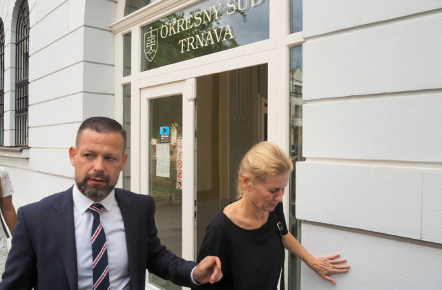 Jankovská sa po príchode na súd rozplakala, triasla a zdravotne je na tom zle, pojednávanie odročili (foto)