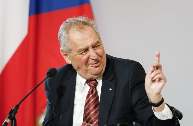 Prezident Zeman sa už vrátil z nemocnice, museli mu skontrolovať vyživovaciu sondu