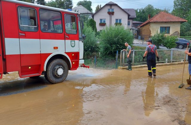 Hasiči zasahovali v Žilinskom kraji počas dažďov a silného vetra, odstraňovali spadnuté stromy či vodu z pivníc