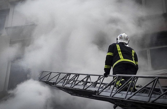 Hasiči bojujú v Česku s mohutným požiarom, ktorý zasiahol halu plnú rôznych chemikálií
