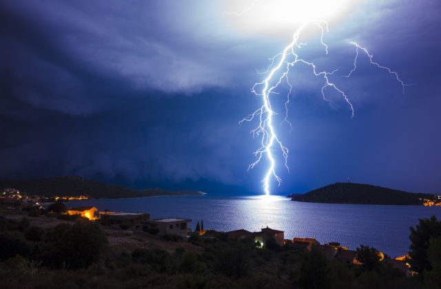 Turistku zasiahol na pláži v Splite blesk, v nemocnici bojuje o život