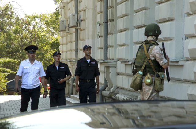 Okupanti v Sevastopoli kontrolujú po sérii výbuchov protibombové kryty. Gubernátor vyzval ľudí, aby nepanikárili