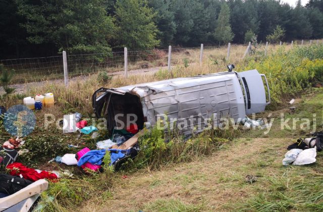Na diaľnici D2 v smere do Česka havarovala dodávka, traja ľudia sú ťažko zranení