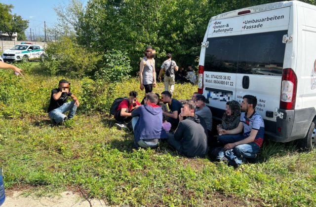V Štúrove zadržali dodávku s nelegálnymi migrantmi, vodič sa dal na útek (foto)